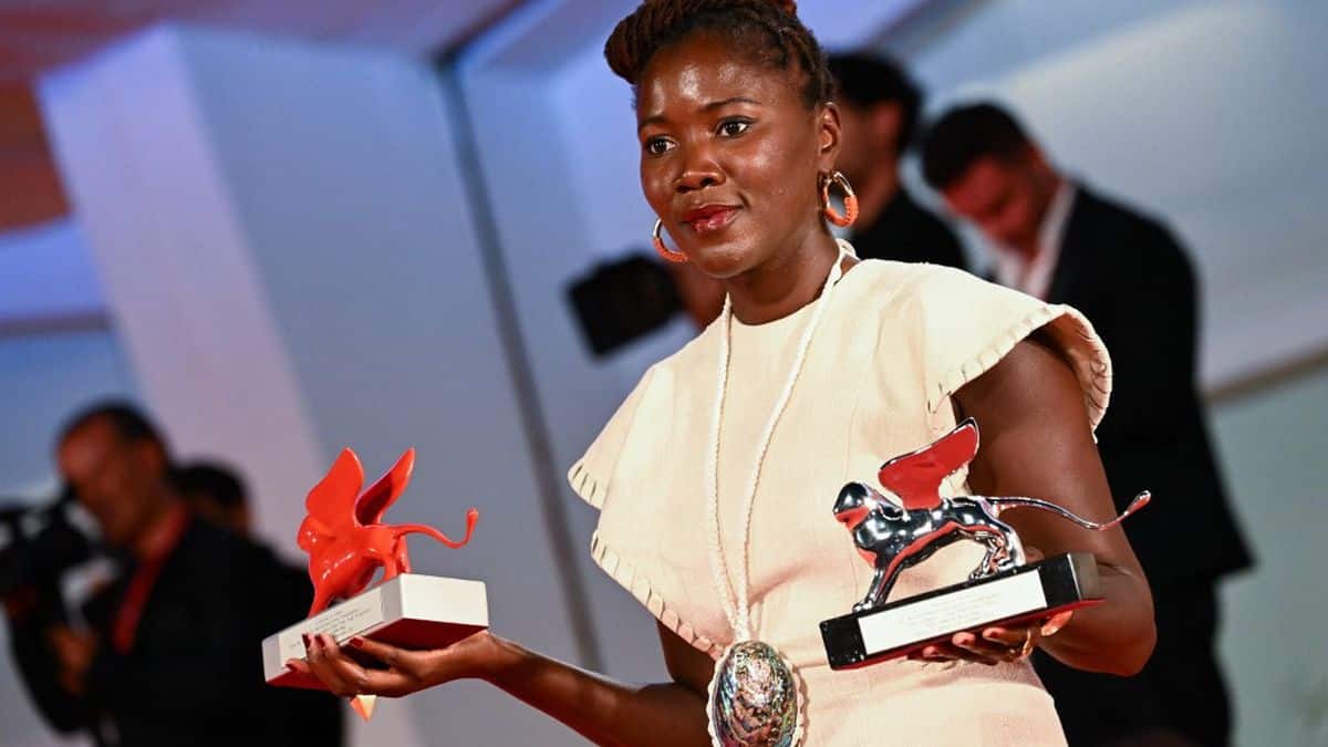 La réalisatrice Alice Diop avec ses deux récompenses : le Lion d'argent - Grand Prix du Jury et le Lion du Futur.