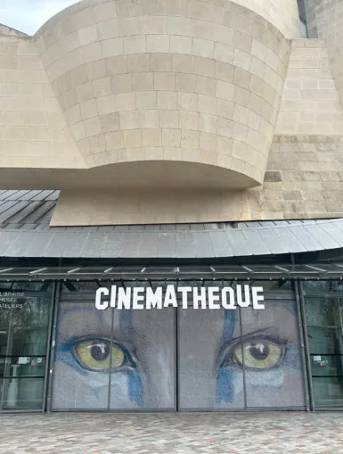 Photo de la devanture de la Cinémathèque Française présentant l'expo "L'Art de James Cameron"