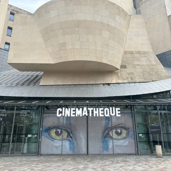Photo de la devanture de la Cinémathèque Française présentant l'expo "L'Art de James Cameron"