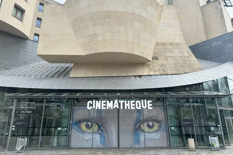Photo de la devanture de la Cinémathèque Française présentant l'expo "L'Art de James Cameron"