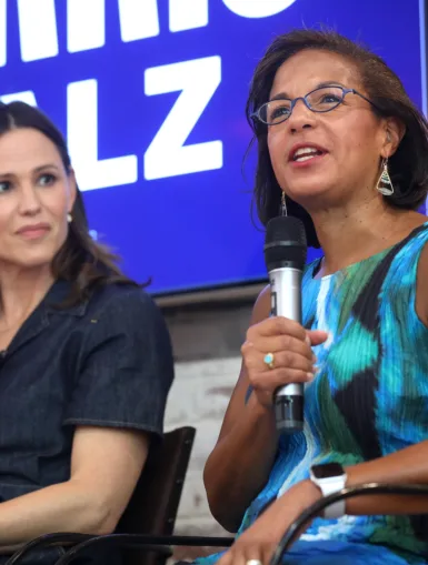 Jennifer Garner et l’ancienne ambassadrice, Susan Rice, s’adressant aux participants lors d’un événement « Democracy Across the Aisle » organisé par la campagne Kamala Harris pour la présidence à Phoenix, Arizona, le 5 octobre 2024.