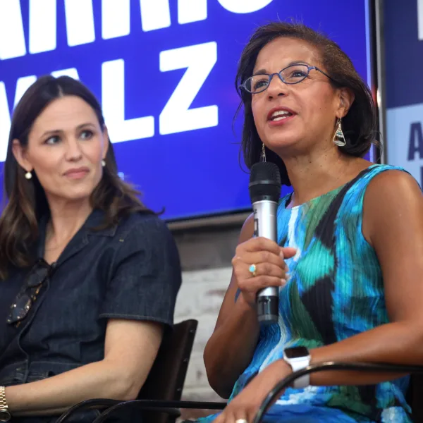 Jennifer Garner et l’ancienne ambassadrice, Susan Rice, s’adressant aux participants lors d’un événement « Democracy Across the Aisle » organisé par la campagne Kamala Harris pour la présidence à Phoenix, Arizona, le 5 octobre 2024.