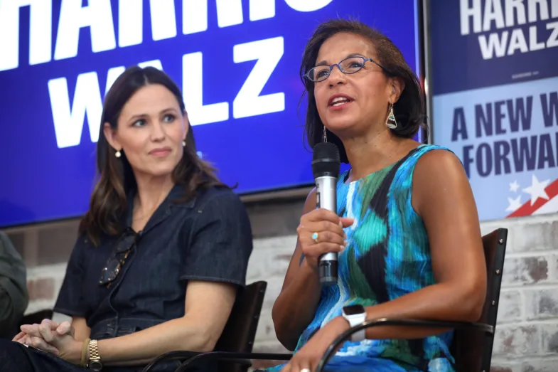 Jennifer Garner et l’ancienne ambassadrice, Susan Rice, s’adressant aux participants lors d’un événement « Democracy Across the Aisle » organisé par la campagne Kamala Harris pour la présidence à Phoenix, Arizona, le 5 octobre 2024.