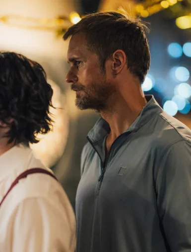 Photo du film Pillion de Harry Lighton avec Harry Melling, Alexander Skarsgård, Douglas Hodge