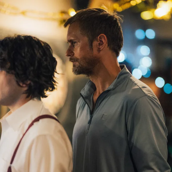 Photo du film Pillion de Harry Lighton avec Harry Melling, Alexander Skarsgård, Douglas Hodge