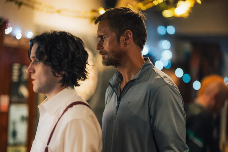 Photo du film Pillion de Harry Lighton avec Harry Melling, Alexander Skarsgård, Douglas Hodge